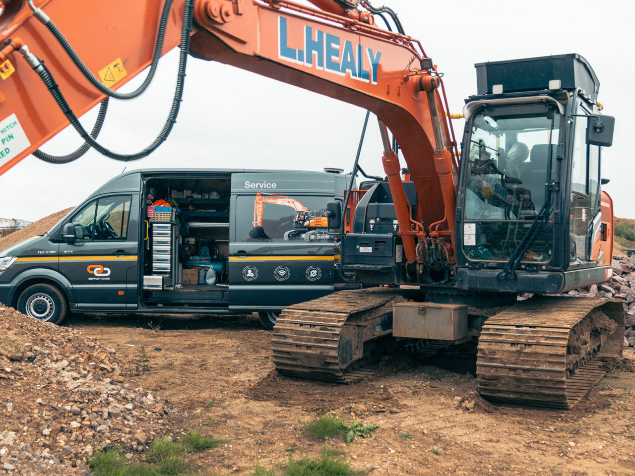 Baustelle mit MAN TGE und Bagger